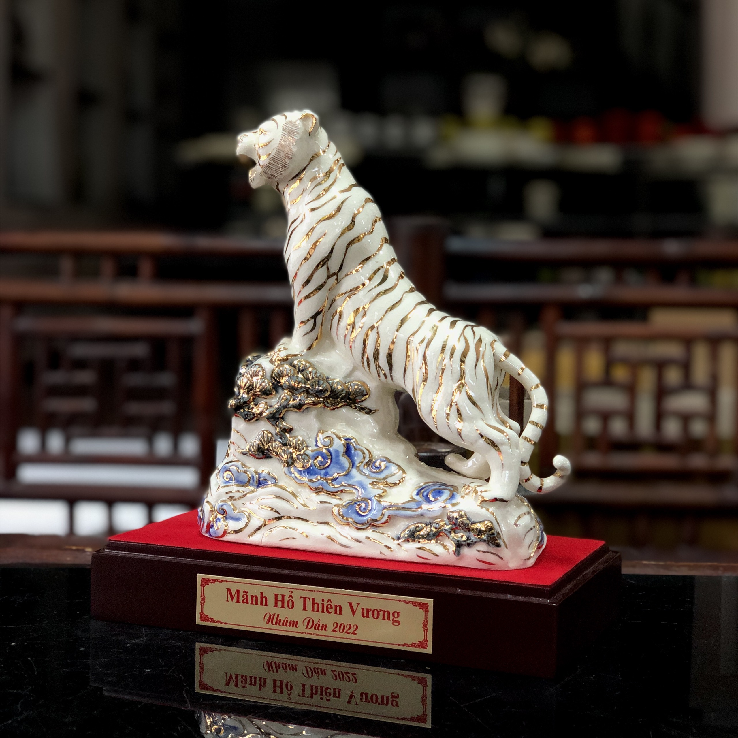 Bạch Hổ không cánh vẽ vàng