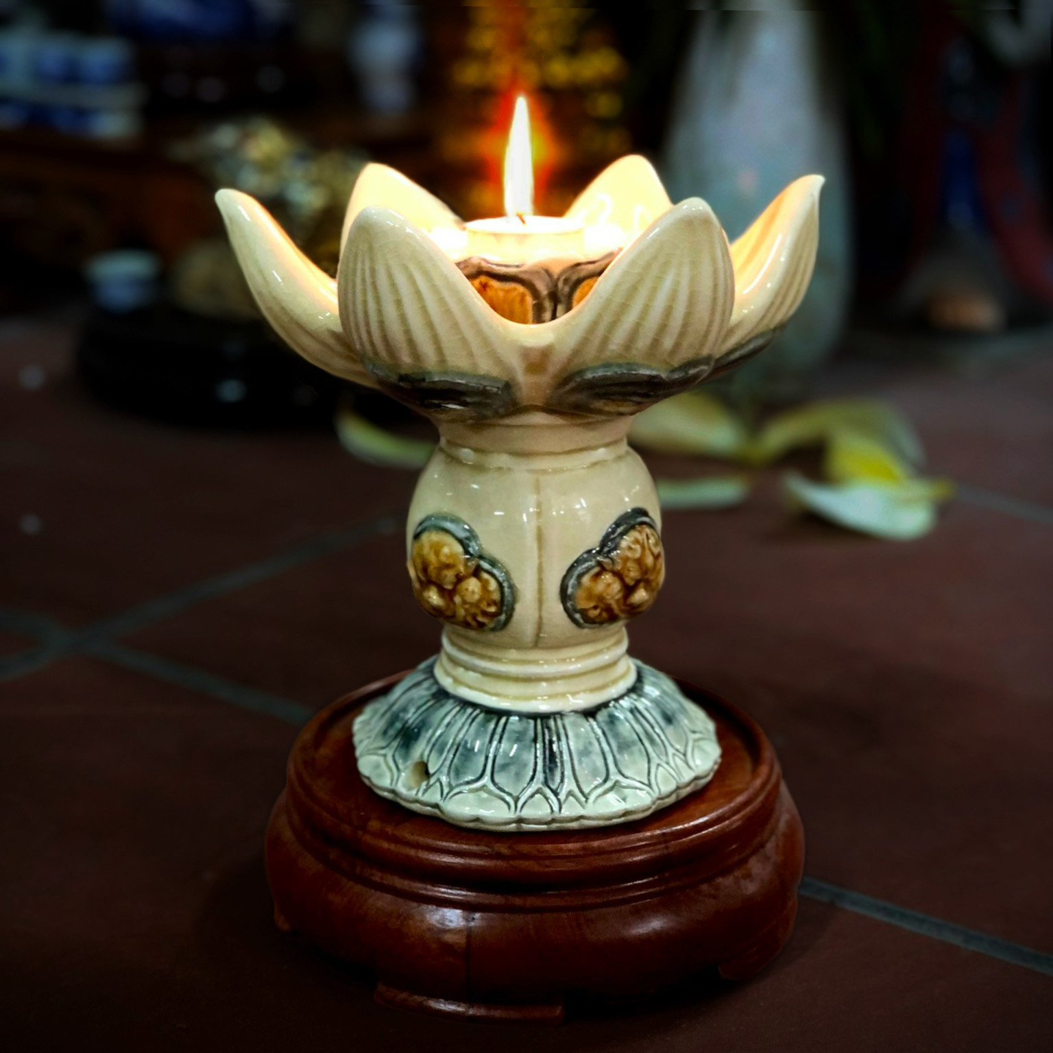 Đèn thờ cúng gốm sứ